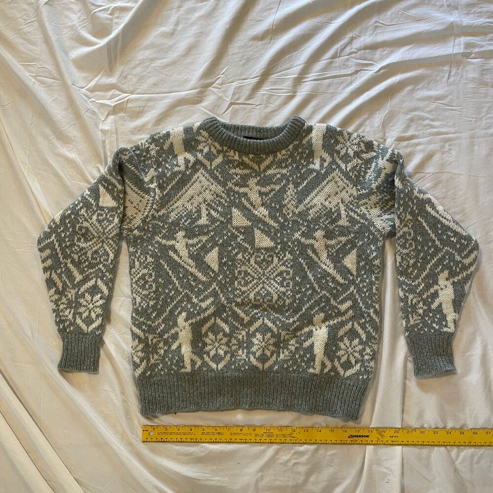 Vintage ski sweater, perfect for the lodge.
